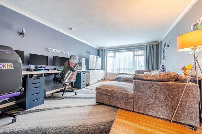 2 Bedroom Apartment For Sale In High Road, London, N20