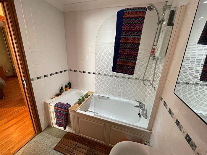 1 Bedroom Flat For Sale In Llys Newydd, Llwynhendy, Llanelli, SA14