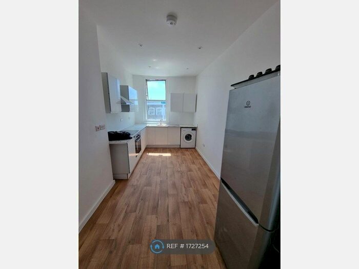 3 Bedroom Flat To Rent In Acre Lane, London, SW2