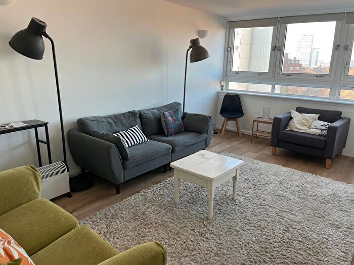 2 Bedroom Flat To Rent In Battersea Park Road, London, SW11