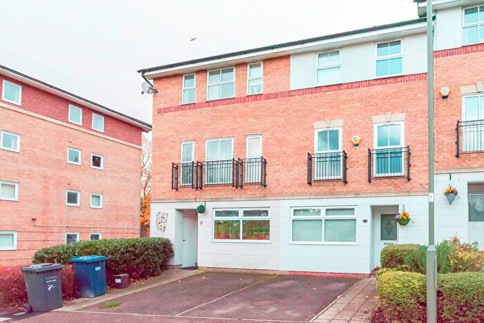 5 Bedroom Terraced House To Rent In Radstock Close, Friern Barnet, N11