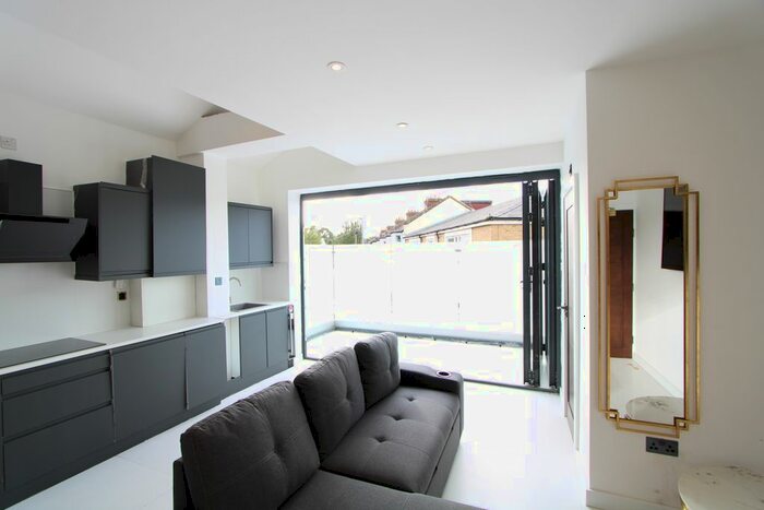 1 Bedroom Flat To Rent In Garratt Lane, London, SW18