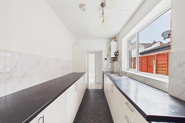 4 Bedroom Terraced House For Sale In King Edward Road, Hillfields, Coventry, CV1 - Photo 3