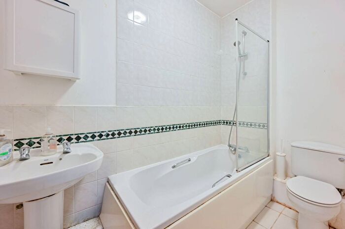 2 Bedroom Flat To Rent In Metro Central Heights, Elephant And Castle, London, SE1