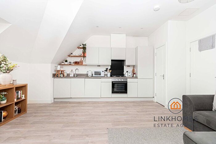 2 Bedroom Flat For Sale In Charminster Road, Bournemouth, BH8