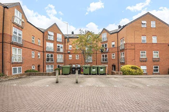 2 Bedroom Flat To Rent In Newland Road, Ashby Court, OX16