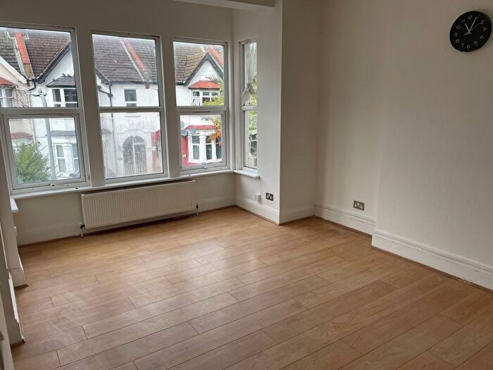 3 Bedroom Flat To Rent In Brightwell Avenue, Westcliff-On-Sea, SS0