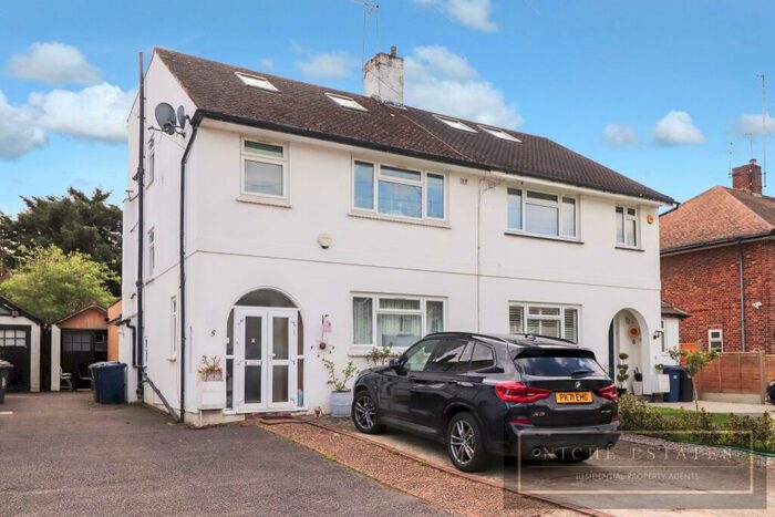 4 Bedroom Semi-Detached House To Rent In Pyecombe Corner, Woodside Park, London, N12