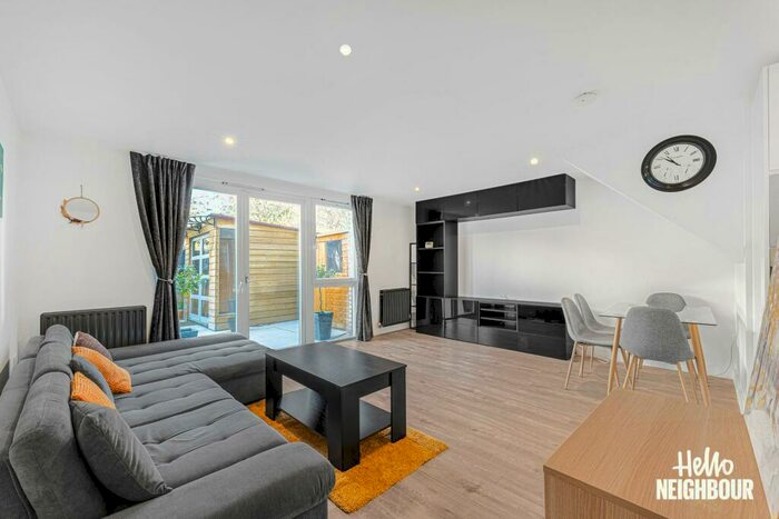 2 Bedroom Ground Maisonette To Rent In Loftus Road, Barking, IG11