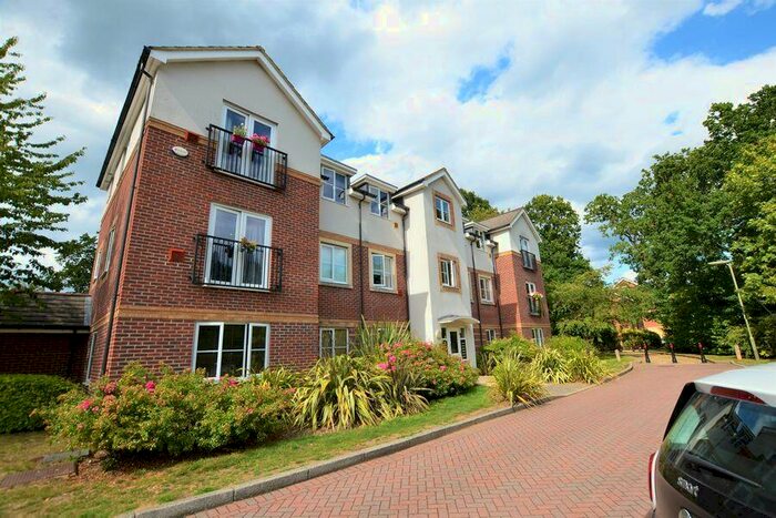 2 Bedroom Flat To Rent In Kingswood Close, GU15