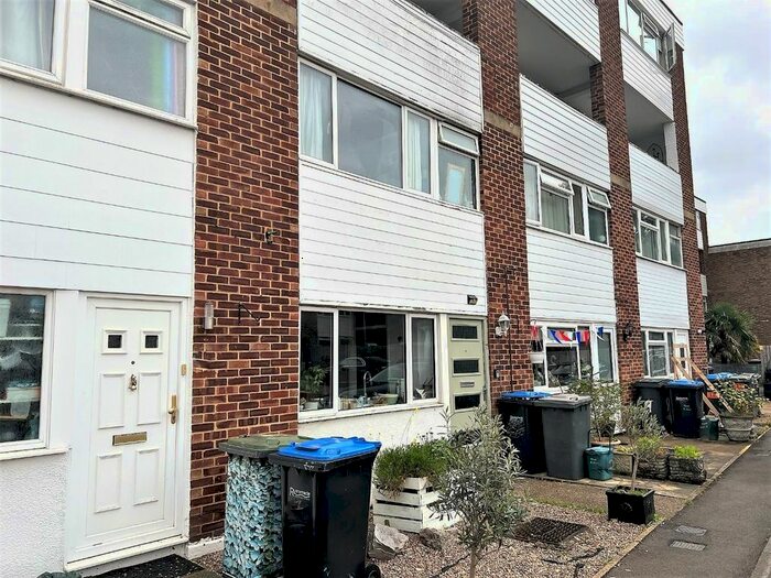 2 Bedroom Maisonette For Sale In Douglas Road, Addlestone, KT15
