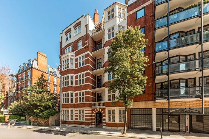2 Bedroom Flat For Sale In Drayton Gardens, Chelsea, SW10
