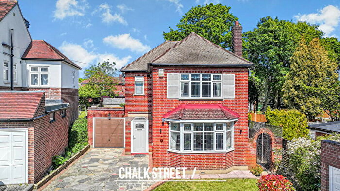 3 Bedroom Detached House For Sale In Lindsey Way, Hornchurch, RM11
