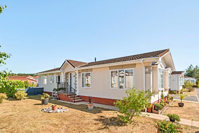 2 Bedroom Mobile/park Home For Sale In Ashgrove Road, Bovey Tracey, TQ13