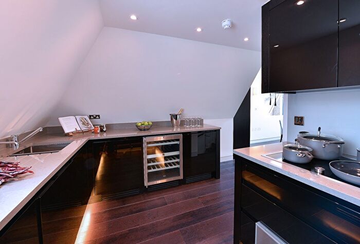 2 Bedroom Flat To Rent In Duke Street, Mayfair, London, W1K