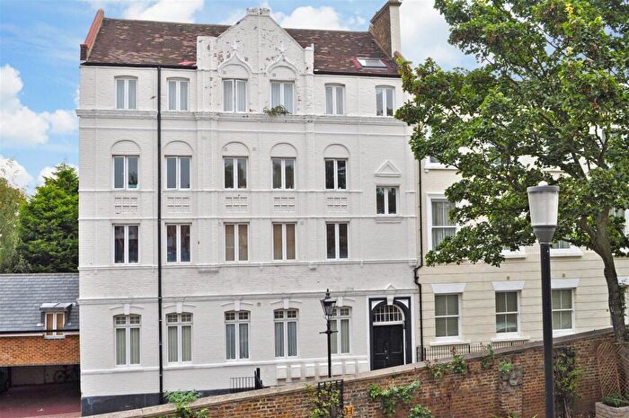 2 Bedroom Flat For Sale In Pleasant Row, Gillingham, ME7