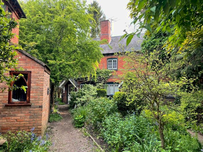 2 Bedroom Property To Rent In Church Walk, Warwick, CV35