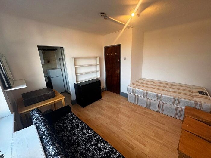 Studio To Rent In Woodhouse Road, London, N12