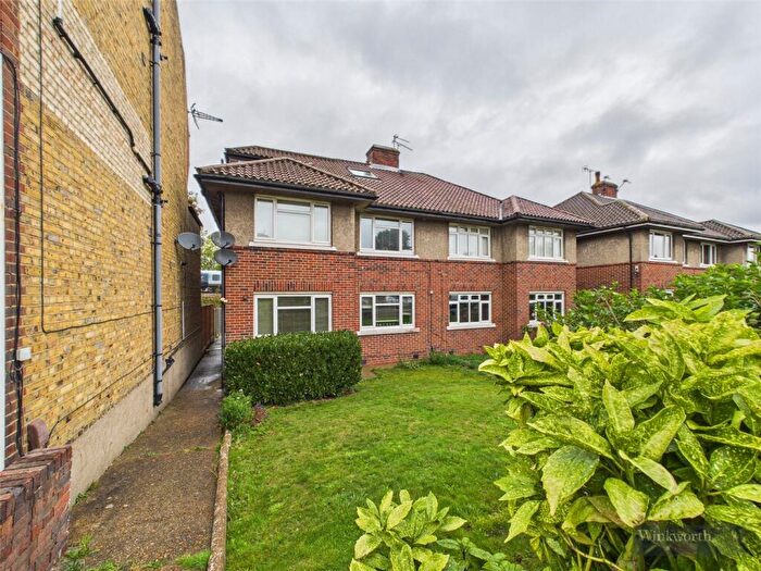 1 Bedroom Apartment For Sale In Surbiton Hill Park, Surbiton, KT5