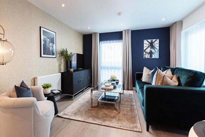 2 Bedroom Apartment For Sale In The Ridgeway, Enfield, EN2
