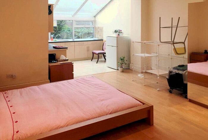 Studio To Rent In Emanuel Avenue, Acton, W3