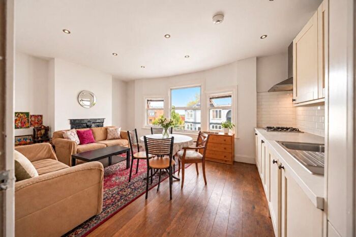 3 Bedroom Flat To Rent In Ballards Lane, London, N12