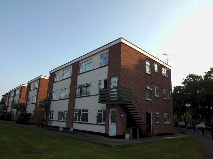 2 Bedroom Flat To Rent In Arterial Road, Leigh-On-Sea, Essex, SS9