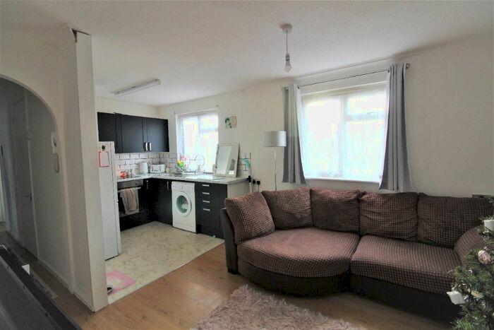 2 Bedroom Flat To Rent In Collingwood Close, Peacehaven, BN10