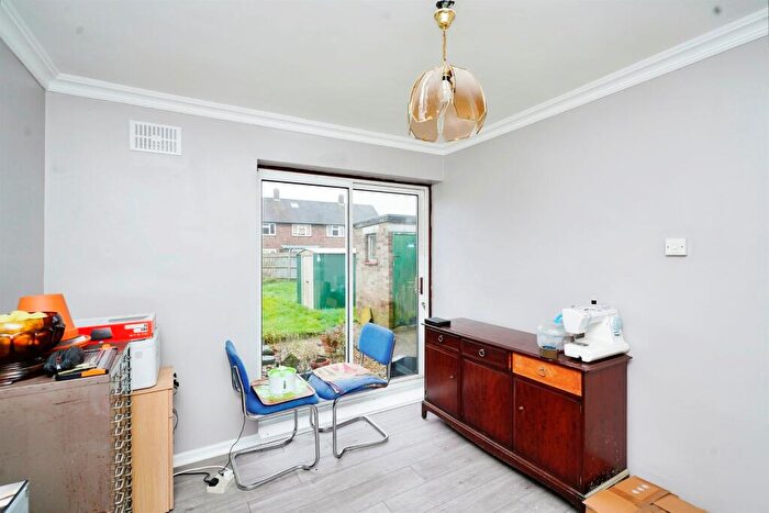 3 Bedroom End Of Terrace House For Sale In Castle Croft Road, Luton, LU1