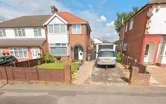 3 Bedroom Semi-Detached House To Rent In Chesford Road, Luto, LU2