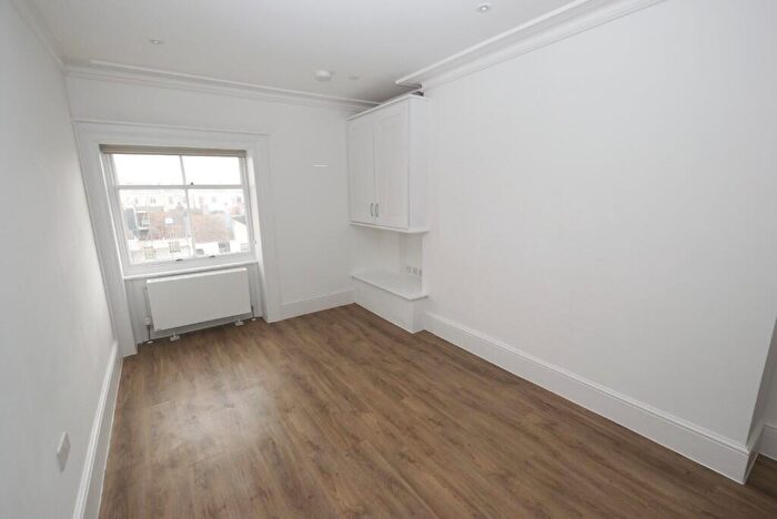 1 Bedroom Flat To Rent In Brunswick Square, Hove, East Sussex, BN3