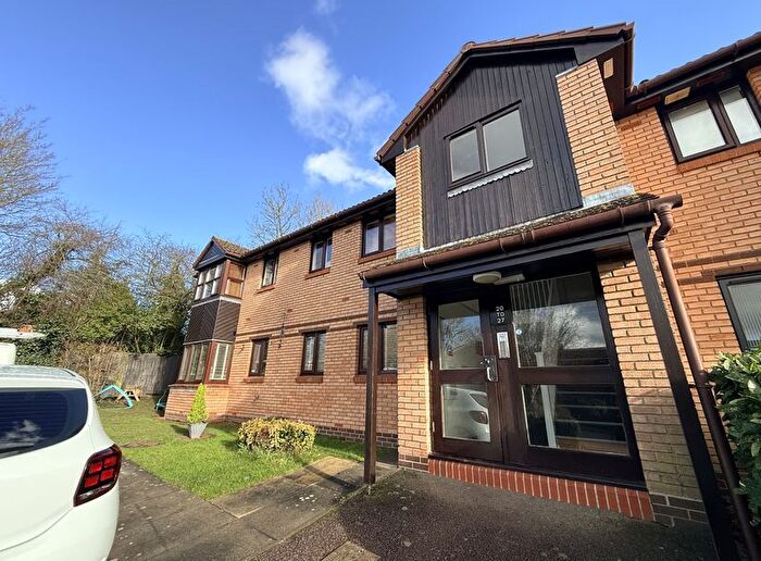 2 Bedroom Flat For Sale In Bornedene, Potters Bar, EN6