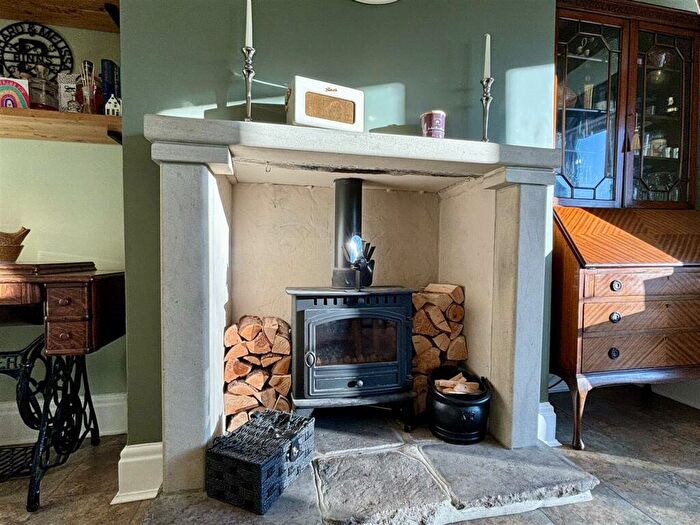 3 Bedroom Semi-Detached House For Sale In Windsor Grove, Thornton, Bradford, BD13