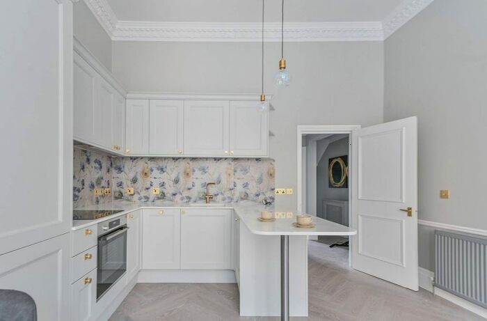 2 Bedroom Flat To Rent In Cromwell Crescent, Kensington, London, SW5