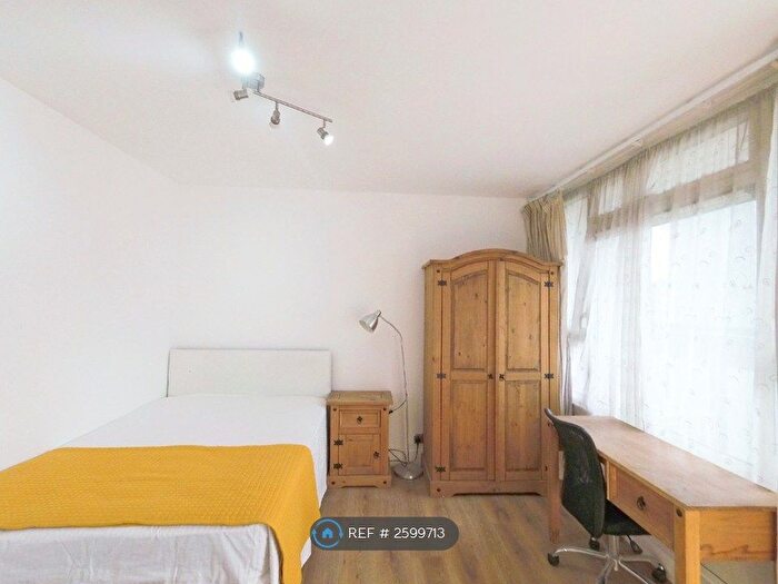 3 Bedroom Flat To Rent In Coverley Point, London, SE11