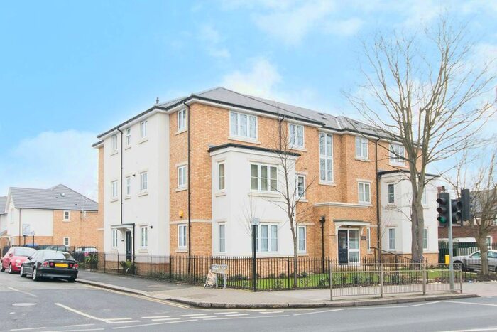 2 Bedroom Flat To Rent In High Road, Harrow Weald, Harrow, HA3