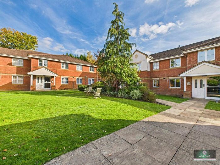 2 Bedroom Flat For Sale In Tinsley Lane, Three Bridges, RH10