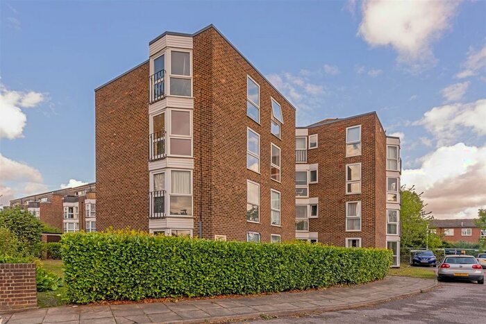 2 Bedroom Flat To Rent In Station Road, Hampton, TW12