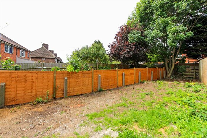 2 Bedroom End Of Terrace House To Rent In Manor Farm Drive, Chingford, E4