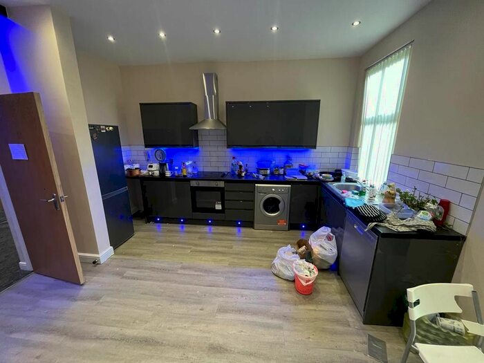 2 Bedroom Flat To Rent In Montpelier Terrace, Leeds, West Yorkshire, LS6