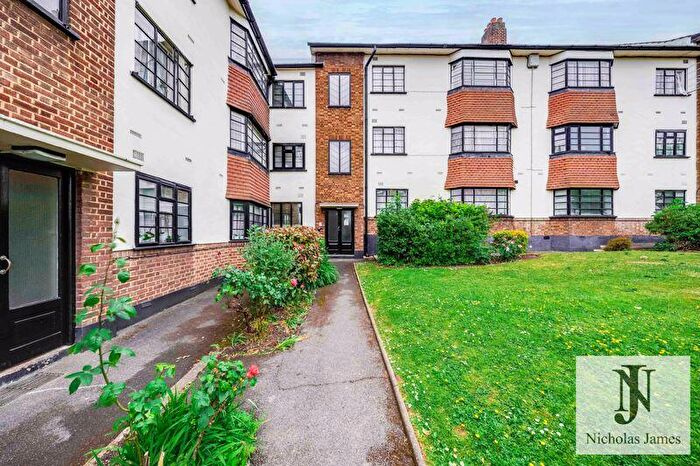 2 Bedroom Flat To Rent In The Lindens, Friern Park, London, N12