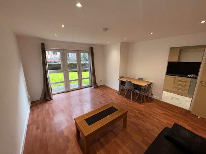 2 Bedroom Apartment To Rent In Whitehill Place, Glasgow, G31