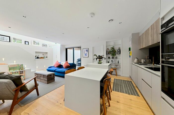 2 Bedroom Flat To Rent In Hillview, London, SW20