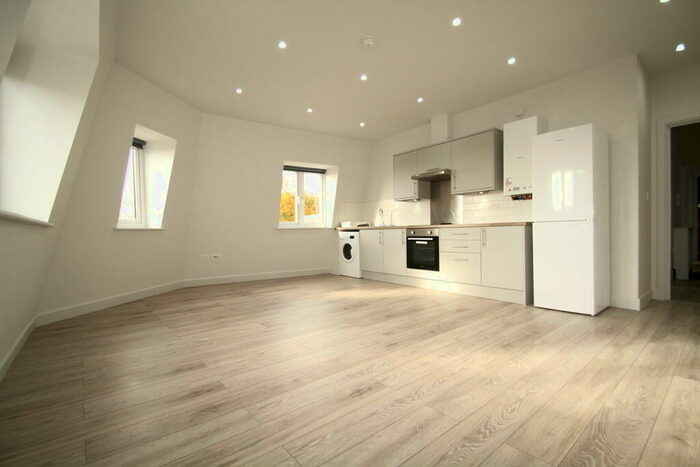 2 Bedroom Apartment To Rent In Ollards Grove, Loughton, IG10
