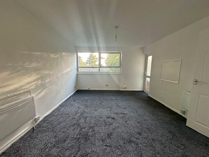 2 Bedroom Maisonette To Rent In Crescent Road, Luton, LU2