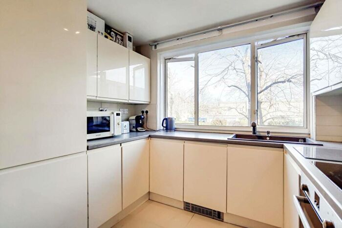 2 Bedroom Flat For Sale In O'Leary Square, Stepney, London, E1