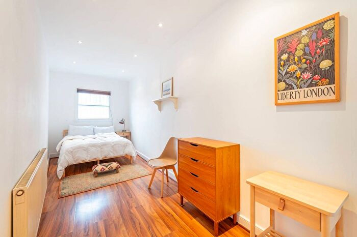 1 Bedroom Flat For Sale In Gloucester Terrace, Bayswater, London, W2