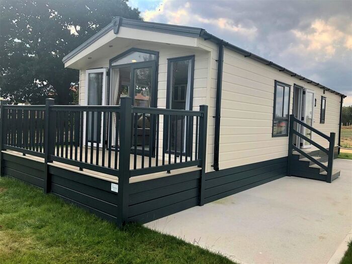 2 Bedroom Mobile/park Home For Sale In High Lane, Sutton On Derwent, York, YO41