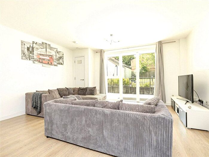 2 Bedroom Flat To Rent In Roehampton Lane, London, SW15