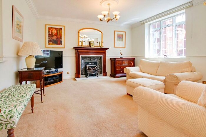 2 Bedroom Flat For Sale In Stoneygate Court, Leicester, LE2